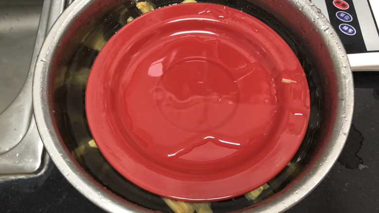 腐竹炒木耳,如果怕腐竹浮起可以压个盘子,至少泡4个小时