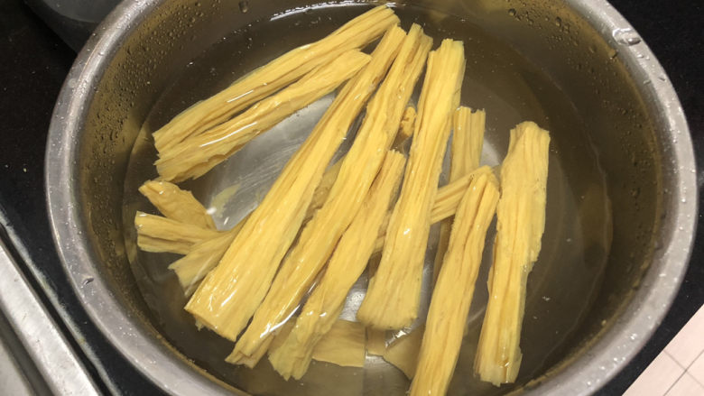 腐竹炒木耳,干腐竹冷水浸泡,千万不要用热水,容易里面还是硬的外面就泡烂了