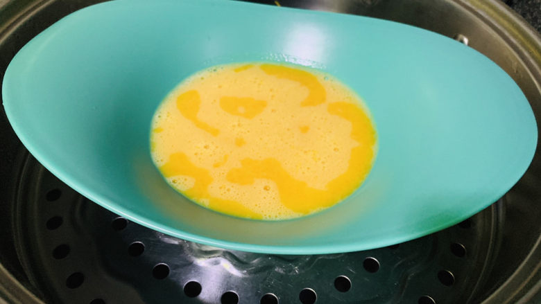 南瓜布丁,倒入蒸的碗,热锅,中火蒸10分钟,起锅