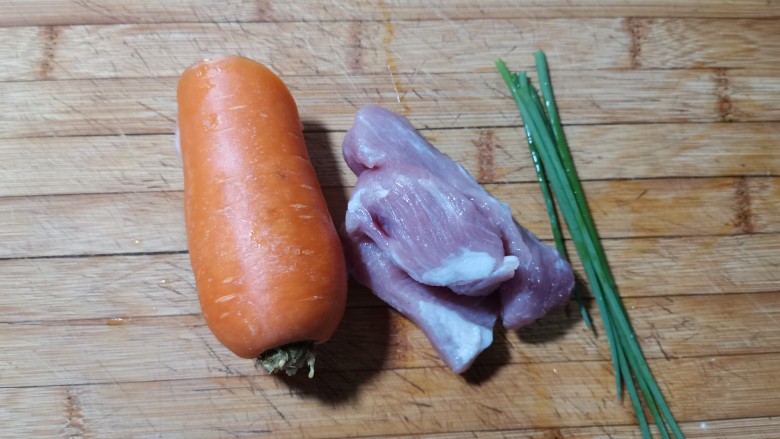 胡萝卜炒肉丝,准备好,所需要的食材。喜欢辣的也可以搭配一点辣椒。
