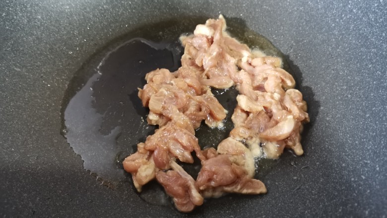 胡萝卜炒肉丝,倒入腌制好的肉丝翻炒。