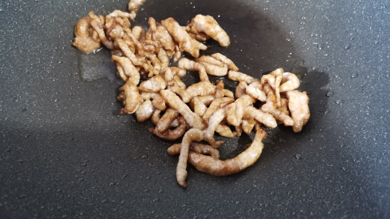 胡萝卜炒肉丝,炒至肉丝变色即可。不要炒的太久,肉老了也不好吃。
