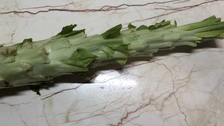 清炒莴笋丝,先剥去表面的叶子,比较嫩的叶子可以吃,煮面煮粥都不错