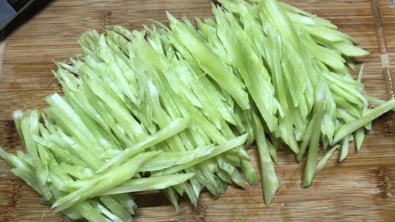 清炒莴笋丝,然后切成丝,也不用特别细,比土豆丝粗一点