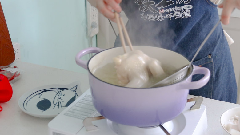 椰子炖鸡,炖好后,将鸡肉捞出