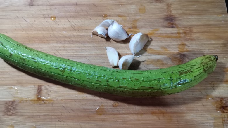 蒜蓉蒸丝瓜,准备好,所需要的食材。