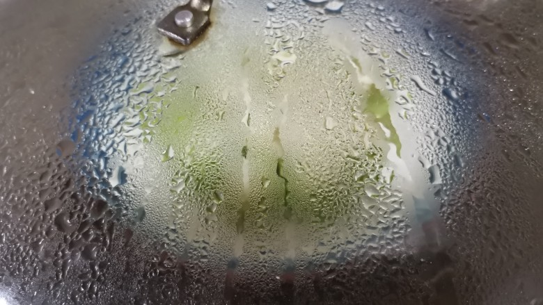 蒜蓉蒸丝瓜,不要蒸的太久,丝瓜的颜色会变黄,营养有损耗也不好看。