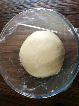 牛奶面包卷卷,滚圆,保鲜膜覆盖松弛15分钟。