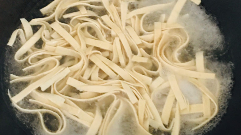 凉拌千张,煮两分钟,捞出~