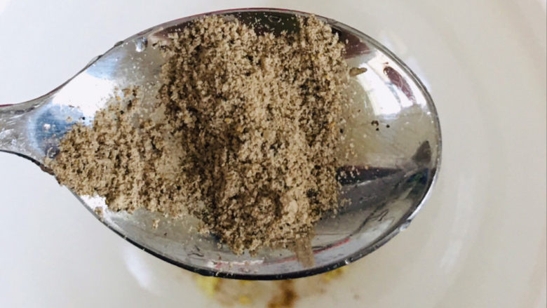 凉拌千张,半勺黑胡椒粉~