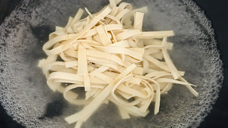 凉拌千张,水烧开,千张下锅焯水~