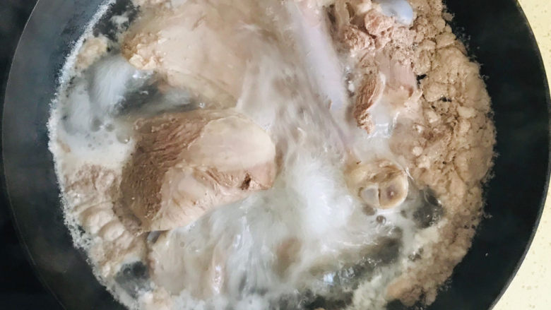 红烧羊腿,水烧开后,会有好多浮沫冒出来,扔掉即可