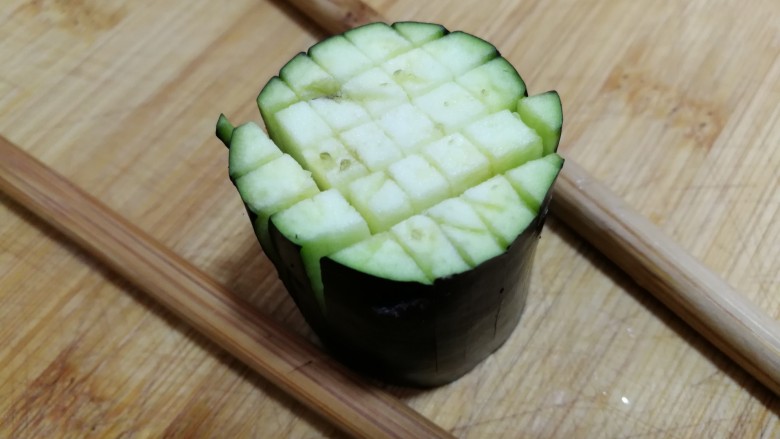 香酥炸茄花,横切竖切改刀。