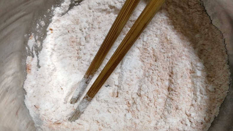 香酥炸茄花,将粉料用筷子拌匀。