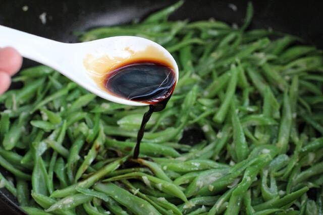 四季豆炒肉,再调入生抽和适量的盐,翻炒均匀。