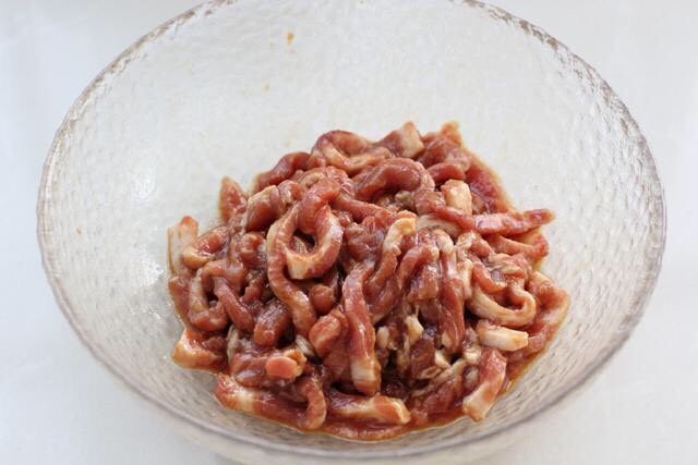 四季豆炒肉,在切好的肉丝中调入两汤匙<a style='color:red;display:inline-block;' href='/shicai/ 788'>生抽</a>、少许盐、玉米淀粉和一匙食用油,抓拌均匀腌制十五分钟。