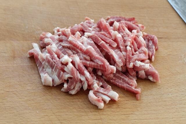 四季豆炒肉,将<a style='color:red;display:inline-block;' href='/shicai/ 414'>猪肉</a>洗净切丝,可以把肉放进冰箱冷冻室冻一会,这样就很容易切了。