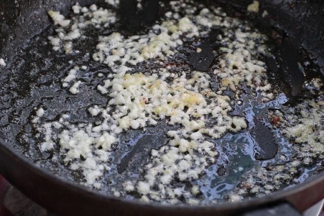 四季豆炒肉,就锅中底油放入姜、蒜末,用小火煸炒出香味。