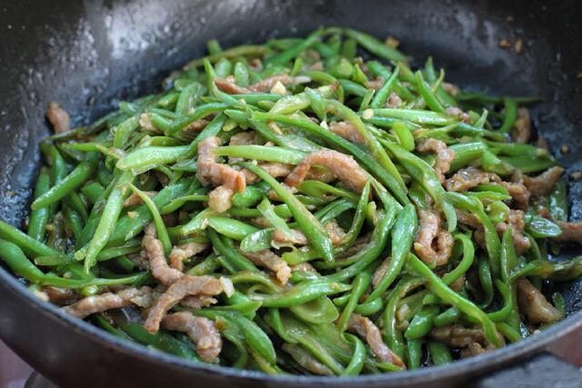 四季豆炒肉,最后放入炒好的肉丝,混合炒匀盛出即可。