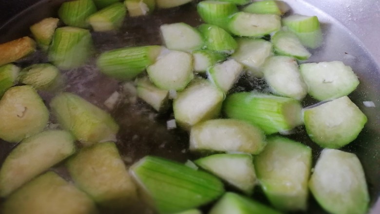 丝瓜花蛤汤,加入适量开水,煮开。