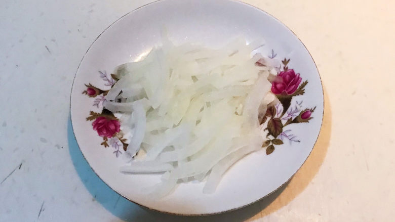 卤素鸡,圆葱切成丝
