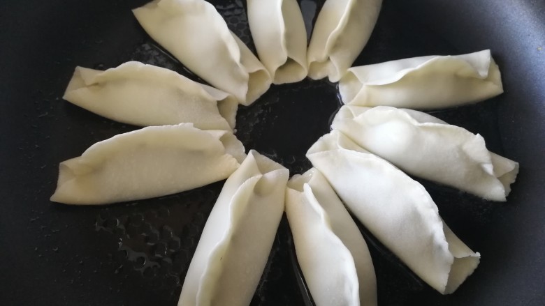 冰花锅贴,热锅倒入适量油,放入生坯。