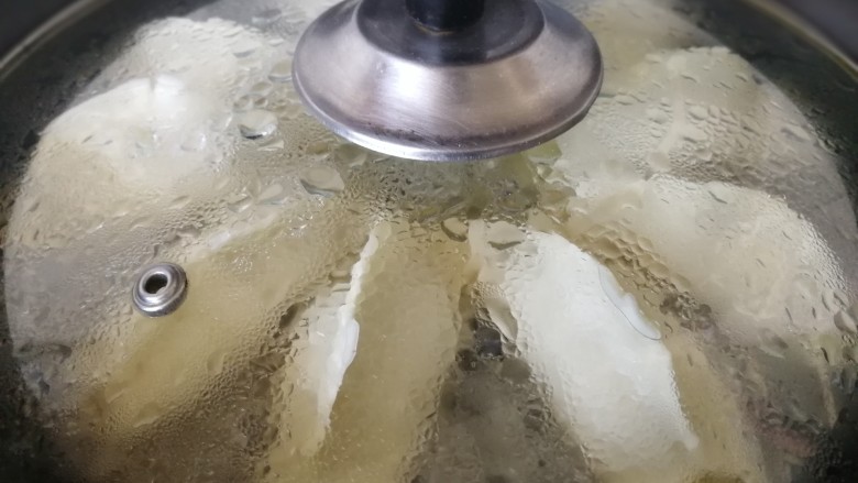 冰花锅贴,盖上锅盖,中小火煎焖8分钟左右。