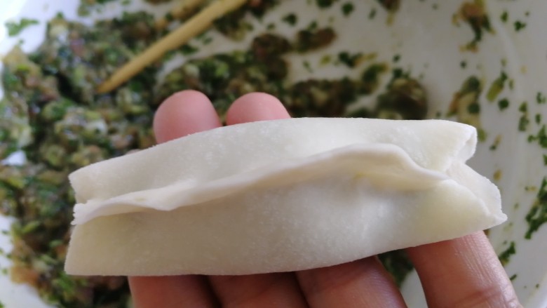 冰花锅贴,中间捏紧,两边留口。