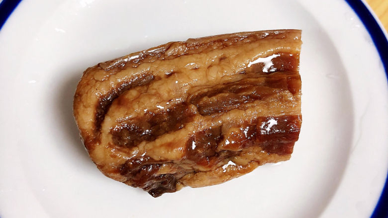 四季豆炒肉,准备好一块<a style='color:red;display:inline-block;' href='/shicai/ 436'>腊肉</a>。