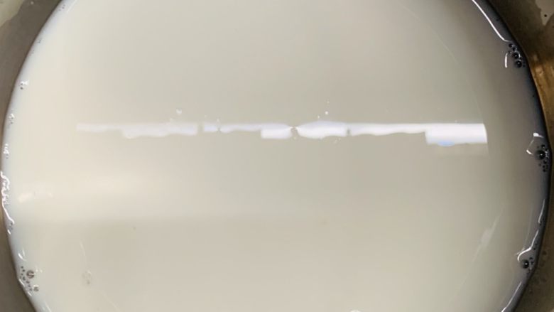 木瓜奶冻,然后再倒回刻度容器里。按照自己挑选木瓜的大小用奶和玉米淀粉10:1的比例就可以啦,多一点大概也行的,不会影响太多。