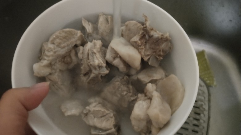 胡萝卜玉米排骨汤,用冷水清洗,洗掉浮末,后面煲出来的汤会很干净