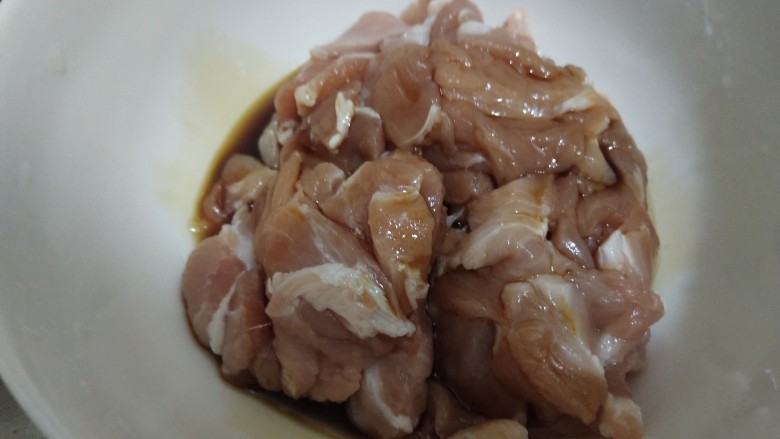 四季豆炒肉(长豆角),瘦肉切片,加1勺<a style='color:red;display:inline-block;' href='/shicai/ 788'>生抽</a>腌制一下