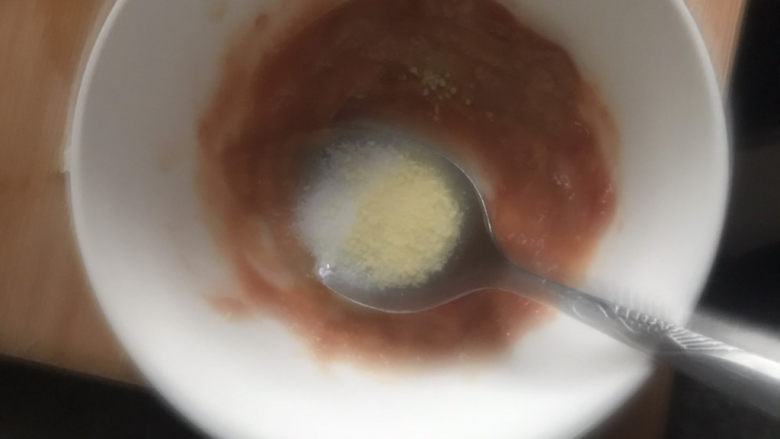 腐乳空心菜,<a style='color:red;display:inline-block;' href='/shicai/ 734'>腐乳</a>压碎,加入适量的盐和鸡精调味