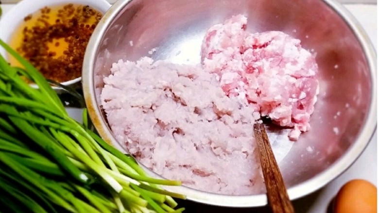 鲅鱼水饺,鱼肉泥和五花肉糜混合 <a style='color:red;display:inline-block;' href='/shicai/ 116'>韭菜</a>择洗干净切碎备用
