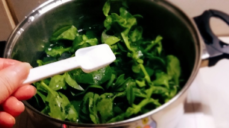 鲅鱼水饺,放入开水中汆烫捞出 水中加入2克盐 几滴食用油