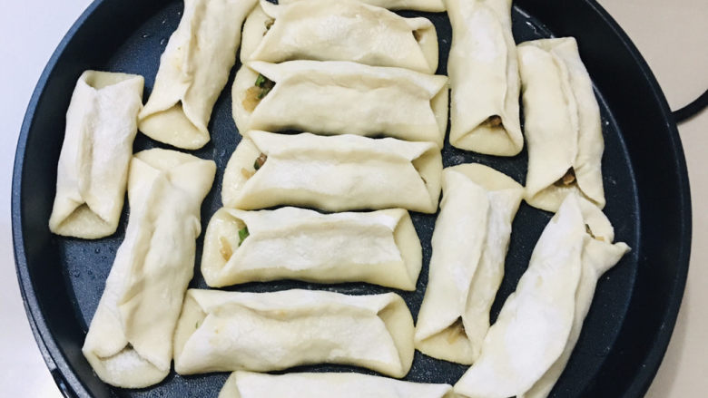 冰花锅贴,电饼档刷油,把做好的饼依次摆开,开始煎~