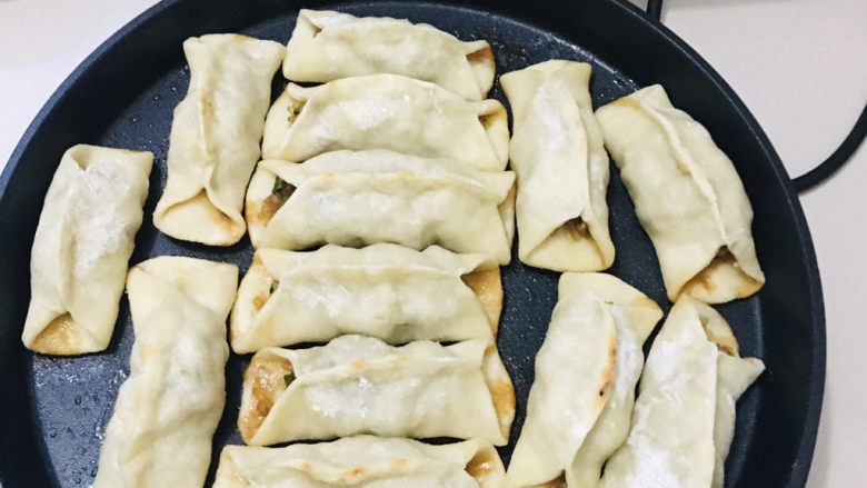 冰花锅贴,待饼煎至金黄~