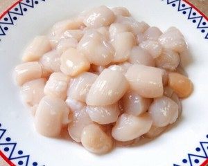 粉丝蒸瑶柱,鲜嫩的瑶柱,整个小红扇贝最精华的部分,取新鲜活剥的为最佳。
(可用虾仁🍤生蚝、鲍鱼等一切自己喜欢的食材代替)