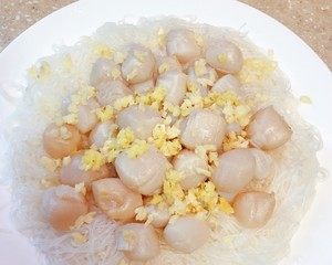 粉丝蒸瑶柱,将烫好的粉丝、瑶柱摆盘,撒上切碎的姜蒜末,上锅蒸熟即可。
(时间根据食材耐火程度,一般煮开后约5-10分钟)