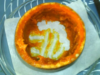 芝士焗南瓜,在焗盘中垫烤纸,放入南瓜圈