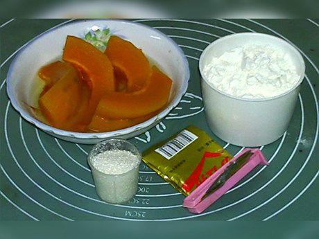 炸油饼,用料：<a style='color:red;display:inline-block;' href='/shicai/ 7594'>南瓜泥</a>170克，<a style='color:red;display:inline-block;' href='/shicai/ 519'>面粉</a>300克，干酵母3克，食用纯碱1克，<a style='color:red;display:inline-block;' href='/shicai/ 869'>白砂糖</a>75克，<a style='color:red;display:inline-block;' href='/shicai/ 156925'>水</a>少许，油适量