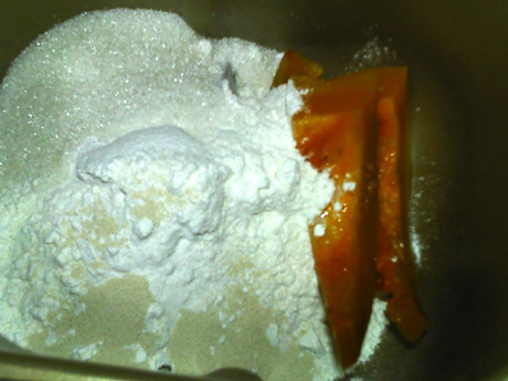 炸油饼,将南瓜泥,面粉,酵母倒入面包机。