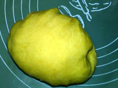 炸油饼,搅拌成光滑面团,取出。