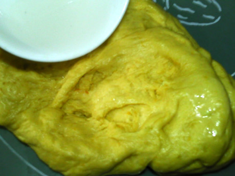 炸油饼,加入面团中,