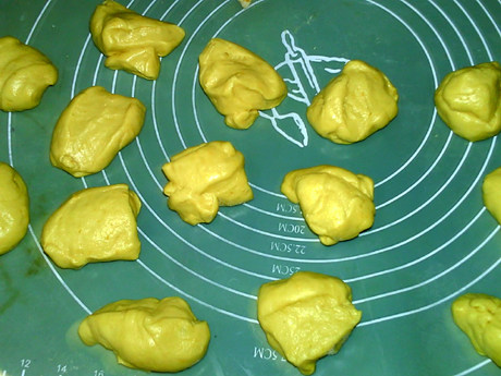 炸油饼,分割成约40克/个,