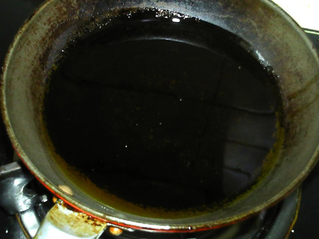 炸油饼,平底锅倒油,烧热。