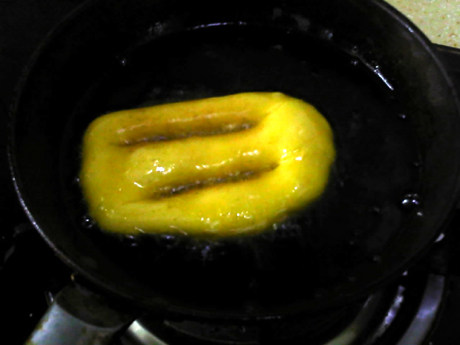 炸油饼,油饼迅速起发浮起,