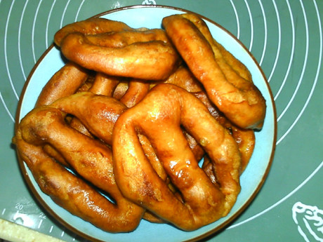 炸油饼,盛入碗中,趁热食用。