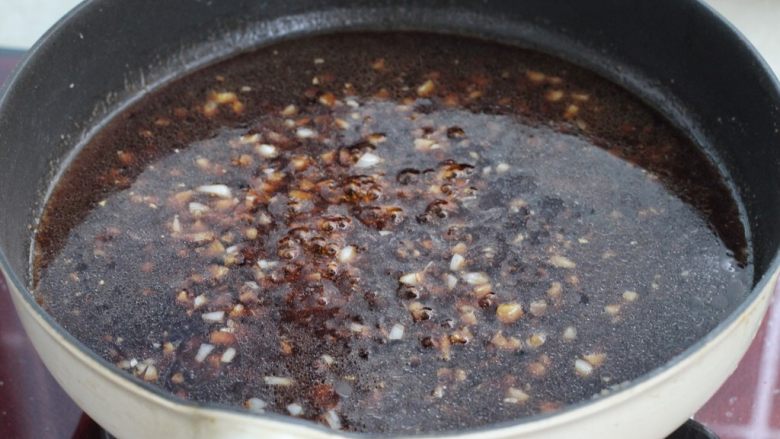 糖醋茄子盖饭,接着将调味汁倒入锅中,小火煮至黏稠冒泡状态。