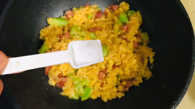 金灿灿的黄金炒饭,一直炒至米饭润润的,加一勺盐调味